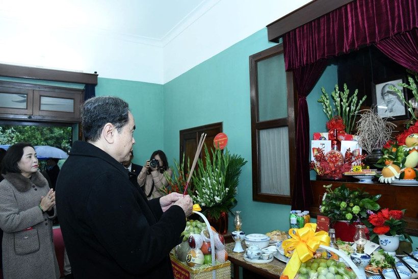 Chủ tịch Quốc hội Trần Thanh Mẫn dâng hương tưởng nhớ Chủ tịch Hồ Chí Minh tại Nhà 67. (Nguồn: Báo Đại biểu Nhân dân)