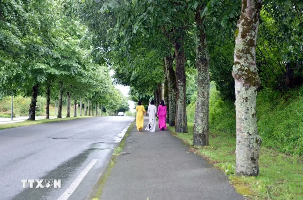 Đại lộ Hồ Chí Minh ở thành phố Lanester, vùng Bretagne ở Tây Bắc nước Pháp. (Ảnh: Hữu Chiến/TTXVN) ttxvn-dau-an-ho-chi-minh-giua-long-mien-tay-nuoc-phap-18-2.jpg