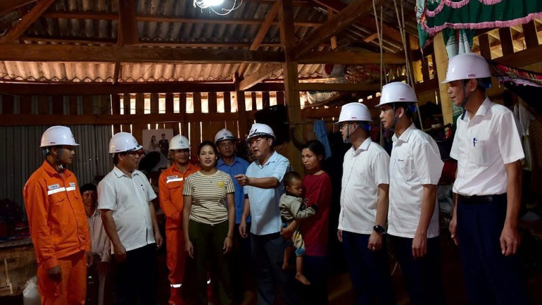 Tinh thần làm việc sâu sát, thân thiện, phục vụ nhân dân. z7169894927499-eead6e525388b16baa8d977578fa73c9-2630.jpg