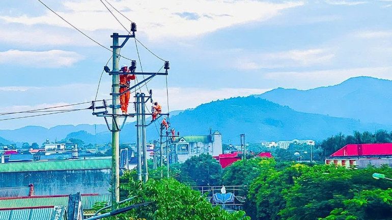 Gần 98% số hộ dân trên địa bàn tỉnh Lai Châu được sử dụng điện lưới quốc gia. z7169894955777-7913506d2443cdb72b803046581b909e-5712.jpg