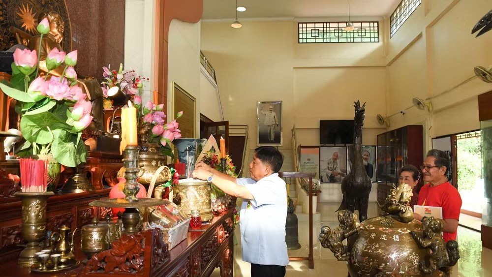 Ban Quản lý Khu di tích thắp hương dâng Người. (Ảnh: MINH THẮNG) z7867688557976-c99015e1778b7186e3e978c68e46e0a6.jpg