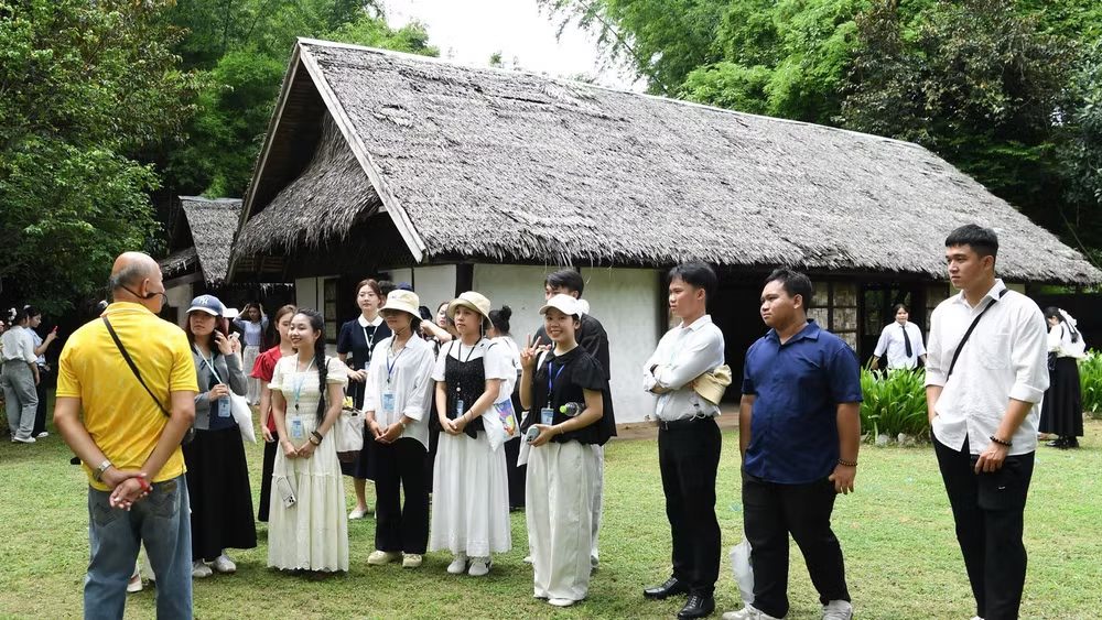 Đoàn sinh viên Trường đại học Sư phạm, Đại học Đà Nẵng trước Nhà Bác Hồ. (Ảnh: XUÂN SƠN) z7867688960597-1e7b5d60feabc419dc89a15676e76cf5.jpg