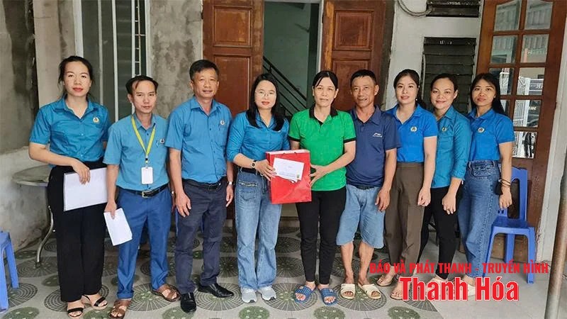 Công nhân, viên chức, lao động thi đua làm theo lời Bác