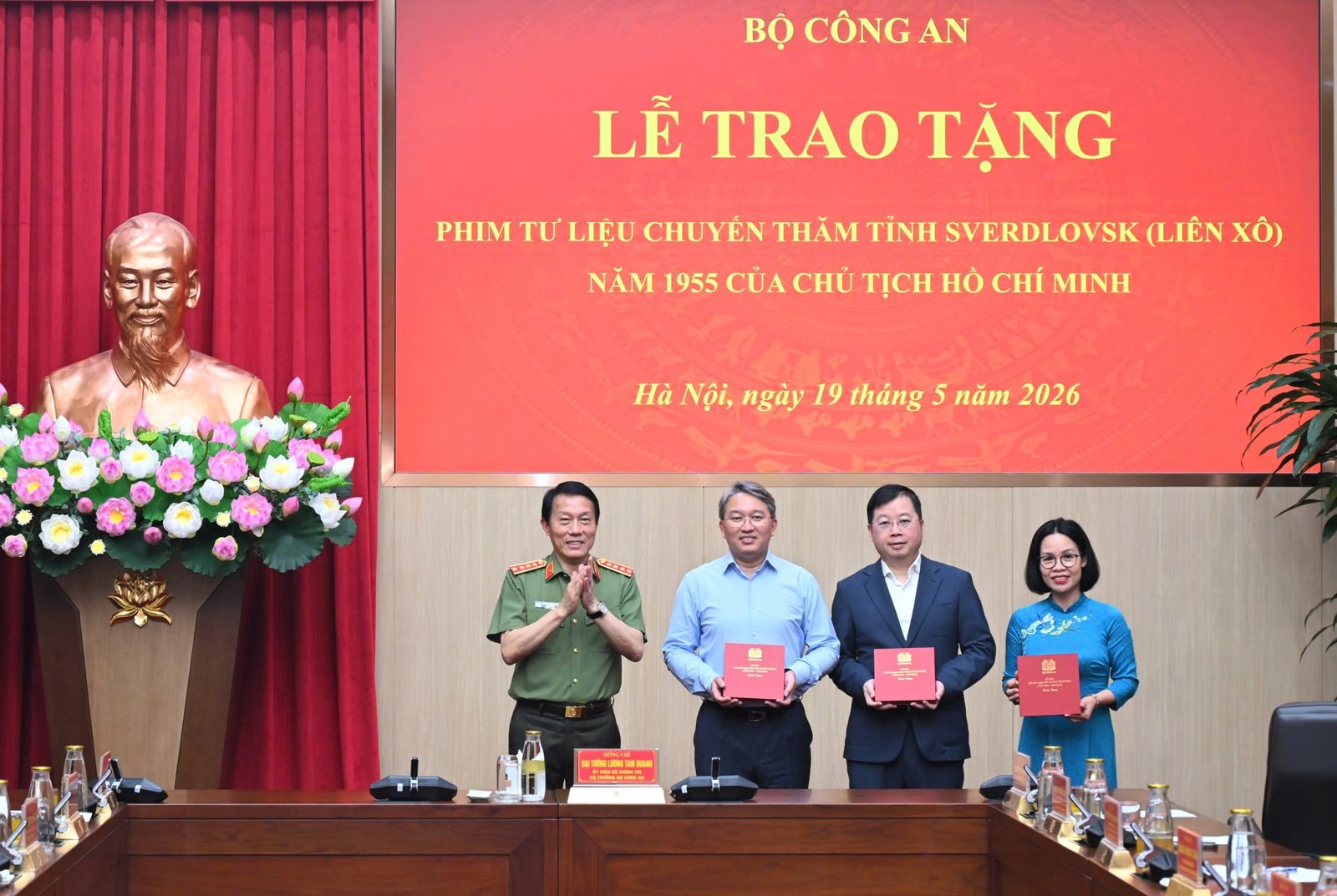 Lễ trao tặng phim tư liệu chuyến thăm Liên Xô năm 1955 của Chủ tịch Hồ Chí Minh
