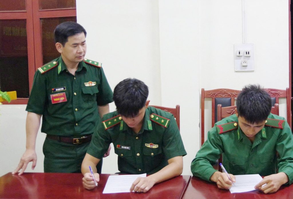 Người chiến sĩ quân hàm xanh học và làm theo Bác